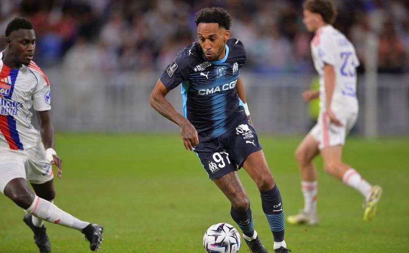 朗斯主场迎战马赛，争夺法甲榜首，主场防守强、反击高效，有望打破马赛不败金身。